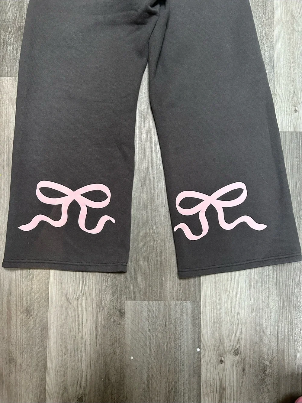 EDIKTED Bonnie bow gray and pink sweatpants